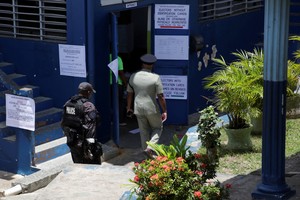La policía de Trinidad y Tobago custodia los locales electorales este lunes. Reuters.