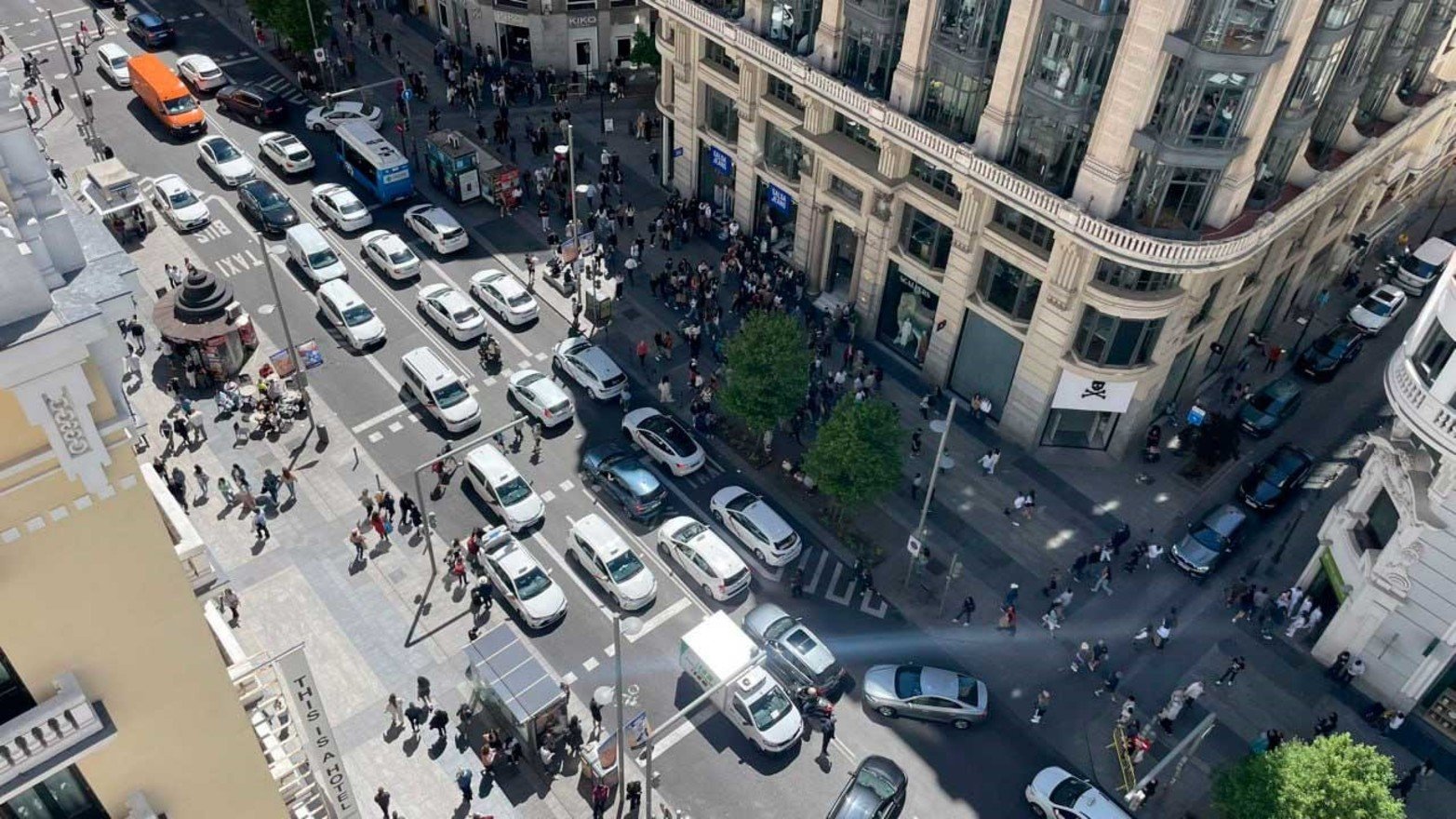 El centro de Barcelona con caos por falta de orden en el tránsito.