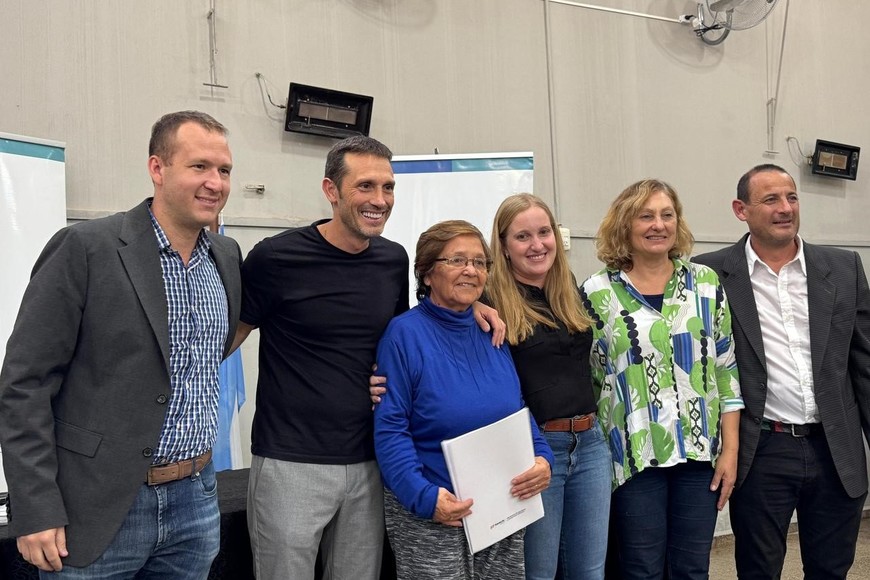 “Hoy estas familias pueden tener la tranquilidad de que lo que construyeron ladrillo a ladrillo, con tanto esfuerzo, les pertenece legalmente”, expresó Tejeda.