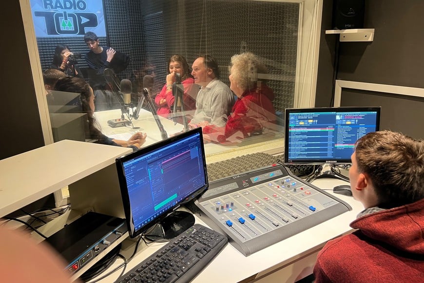 La experiencia no solo reforzó el vínculo entre generaciones, sino que también acercó a los alumnos a nuevos modos de comunicación y creación de contenido.  Crédito: Gentileza