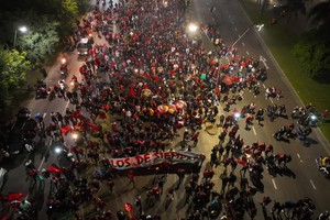 A la gente no la para nadie. Más allá de las respetables decisiones institucionales, la vigilia sabalera fue, es y será propiedad exclusiva de lo mejor que tiene Colón: su gente. Por lo tanto, la caravana está más firme que nunca para este domingo 4 de mayo. Crédito: Fernando Nicola