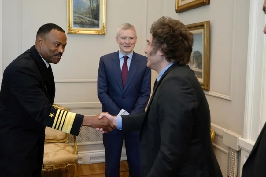 Milei recibió al jefe del Comando Sur para reforzar la cooperación con EE.UU. | El almirante Alvin Holsey fue recibido en Casa Rosada
