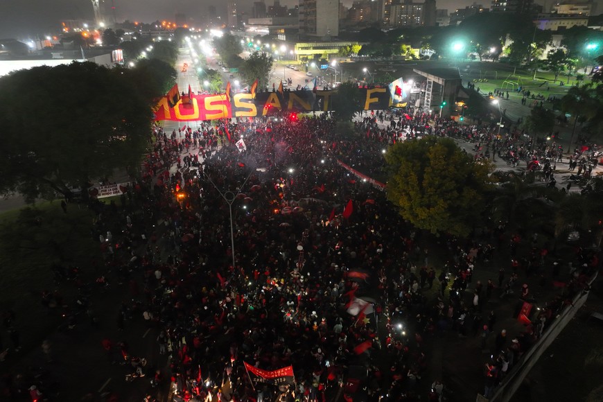 A la gente no la para nadie. Más allá de las respetables decisiones institucionales, la vigilia sabalera fue, es y será propiedad exclusiva de lo mejor que tiene Colón: su gente. Por lo tanto, la caravana está más firme que nunca para este domingo 4 de mayo. Crédito: Fernando Nicola