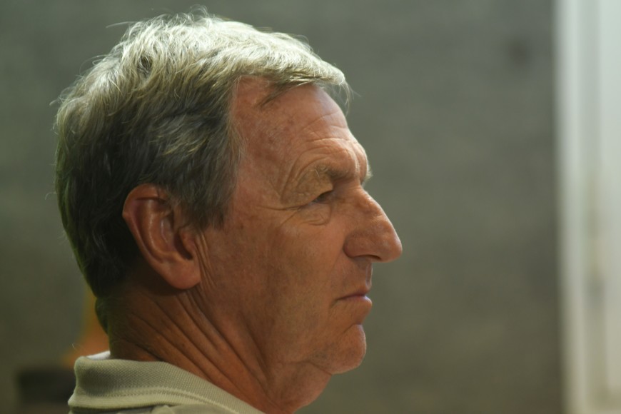 ¿Qué pasará por su cabeza?. Víctor Francisco Godano, el presidente más votado de la historia de Colón, que aparece ahora cuestionado por una parte importante de la oposición sabalera. "No pedimos elecciones anticipadas, pedimos que de un paso al costado y deje trabajar a la CD", afirman. Foto: Manuel Fabatía