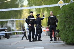 Police officers work near the scene where several people were injured after a series of loud bangs that indicated gunfire, according to police, at Vaksala Square in Uppsala, Sweden, April 29, 2025. TT News Agency/Fredrik Sandberg via REUTERS      ATTENTION EDITORS - THIS IMAGE WAS PROVIDED BY A THIRD PARTY. SWEDEN OUT. NO COMMERCIAL OR EDITORIAL SALES IN SWEDEN.