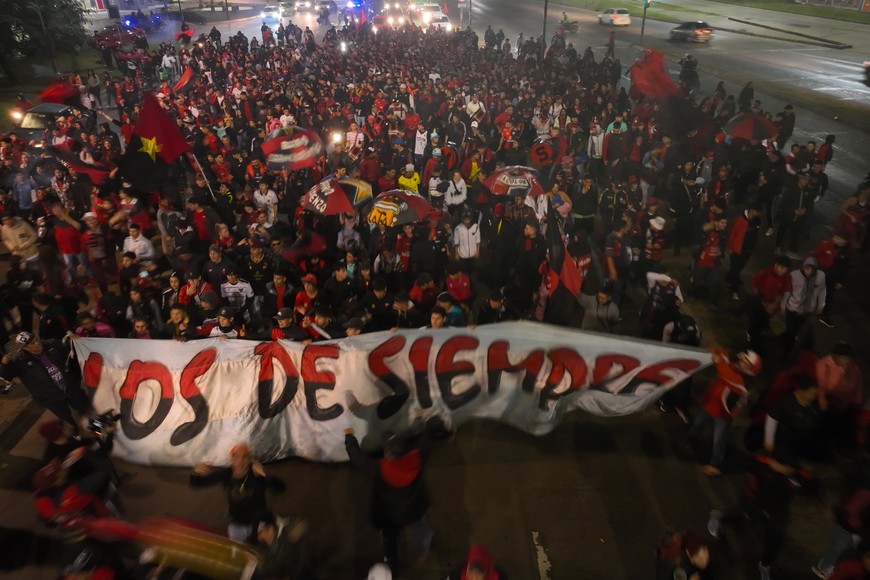 A la gente no la para nadie. Más allá de las respetables decisiones institucionales, la vigilia sabalera fue, es y será propiedad exclusiva de lo mejor que tiene Colón: su gente. Por lo tanto, la caravana está más firme que nunca para este domingo 4 de mayo. Crédito: Fernando Nicola