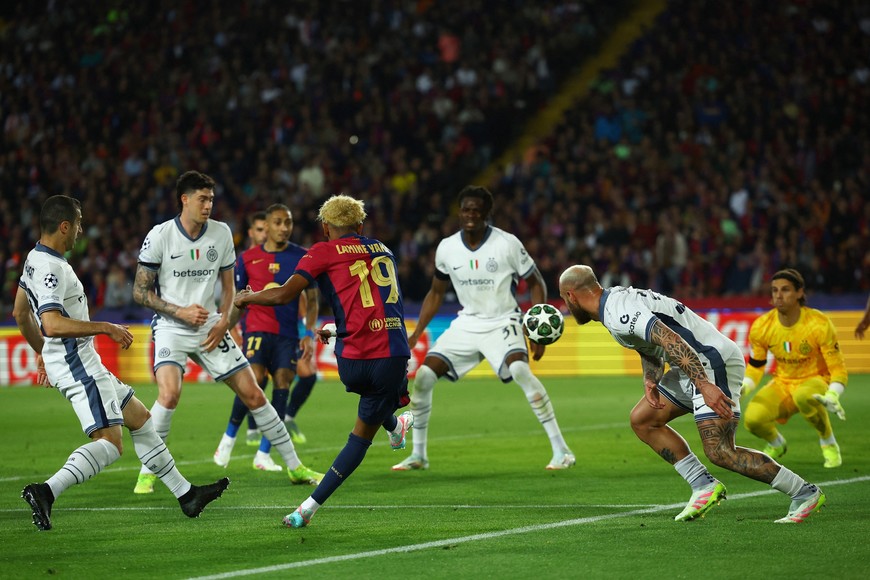 Soccer Football - Champions League - Semi Final - First Leg - FC Barcelona v Inter Milan - Estadi Olimpic Lluis Companys, Barcelona, Spain - April 30, 2025
FC Barcelona's Lamine Yamal shoots at goal REUTERS/Albert Gea