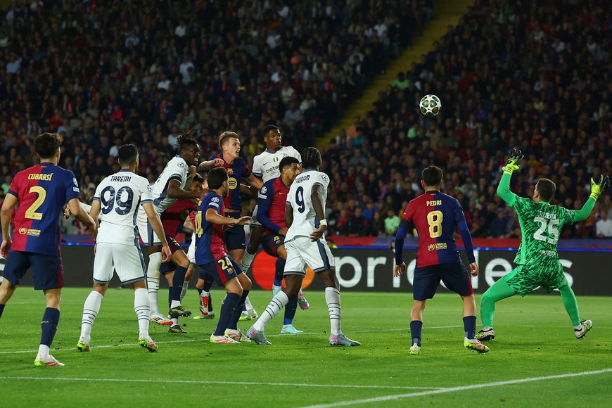 Soccer Football - Champions League - Semi Final - First Leg - FC Barcelona v Inter Milan - Estadi Olimpic Lluis Companys, Barcelona, Spain - April 30, 2025
Inter Milan's Denzel Dumfries scores their third goal past FC Barcelona's Wojciech Szczesny REUTERS/Albert Gea