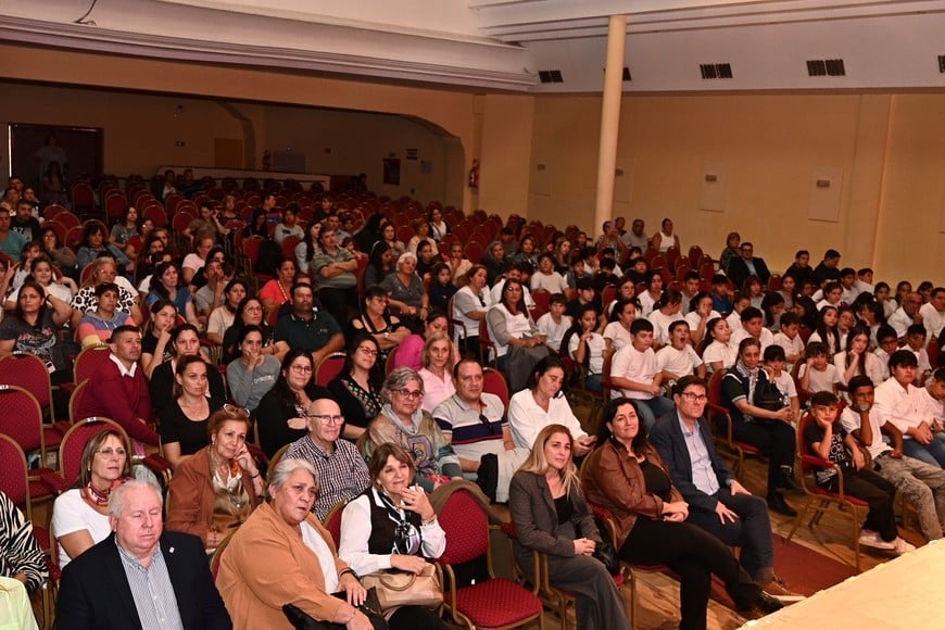 José Goity y autoridades ministeriales escucharon las actuaciones de los niños. Crédito: Luis Cetraro