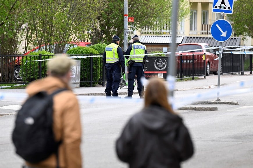 Police officers work on-site a day after a deadly shooting, at Vaksala Square, in Uppsala, Sweden April 30, 2025. TT News Agency/Fredrik Sandberg via REUTERS  ATTENTION EDITORS - THIS IMAGE WAS PROVIDED BY A THIRD PARTY. SWEDEN OUT. NO COMMERCIAL OR EDITORIAL SALES IN SWEDEN.