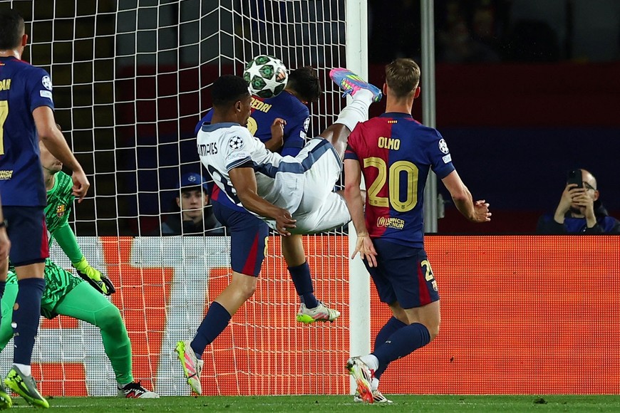 Soccer Football - Champions League - Semi Final - First Leg - FC Barcelona v Inter Milan - Estadi Olimpic Lluis Companys, Barcelona, Spain - April 30, 2025
Inter Milan's Denzel Dumfries scores their second goal REUTERS/Albert Gea