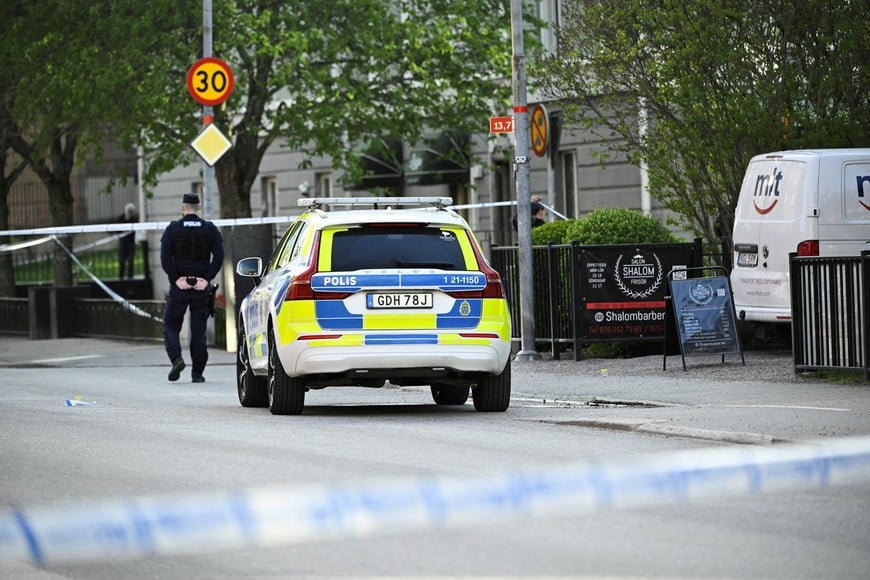 A Police officer works near the scene where several people were injured after a series of loud bangs that indicated gunfire, according to police, at Vaksala Square in Uppsala, Sweden, April 29, 2025. TT News Agency/Fredrik Sandberg via REUTERS      ATTENTION EDITORS - THIS IMAGE WAS PROVIDED BY A THIRD PARTY. SWEDEN OUT. NO COMMERCIAL OR EDITORIAL SALES IN SWEDEN.     TPX IMAGES OF THE DAY