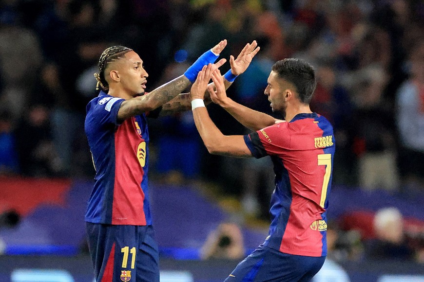 Soccer Football - Champions League - Semi Final - First Leg - FC Barcelona v Inter Milan - Estadi Olimpic Lluis Companys, Barcelona, Spain - April 30, 2025 
FC Barcelona's Ferran Torres celebrates scoring their second goal with FC Barcelona's Raphinha REUTERS/Nacho Doce
