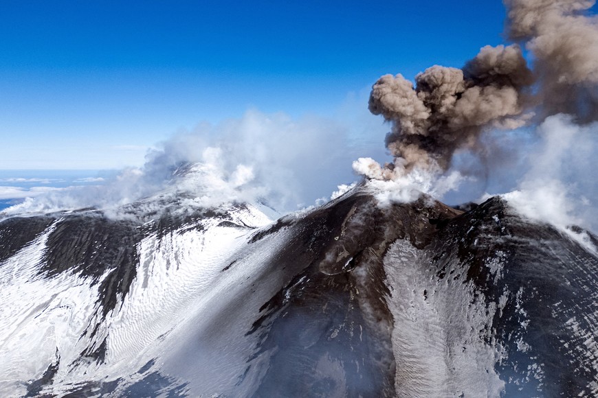 Volcanic steam and ashes rise from Mount Etna, Italy, February 12, 2025. REUTERS/Etna Walk/Giuseppe Di Stefano     TPX IMAGES OF THE DAY