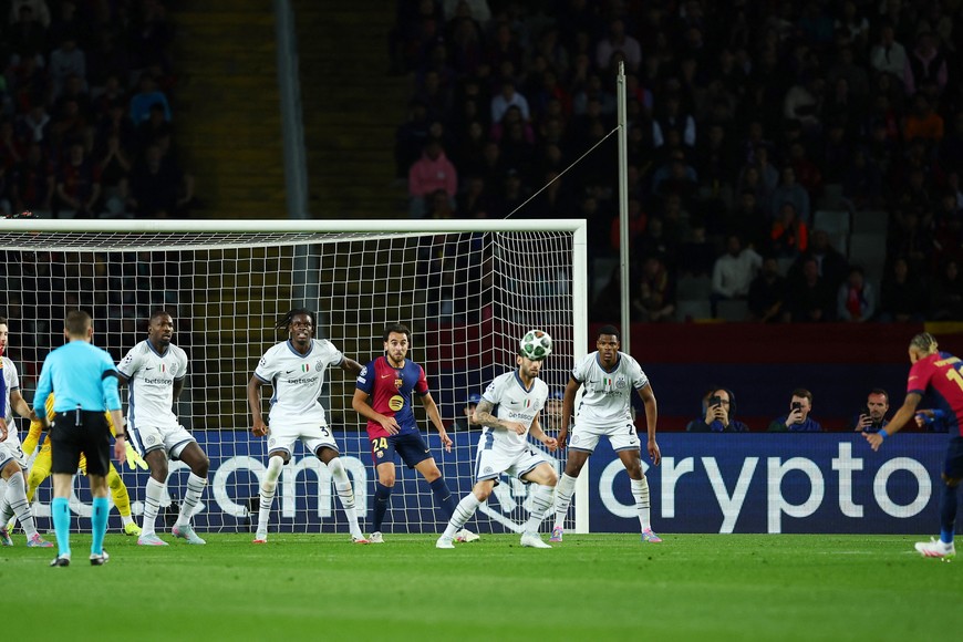 Soccer Football - Champions League - Semi Final - First Leg - FC Barcelona v Inter Milan - Estadi Olimpic Lluis Companys, Barcelona, Spain - April 30, 2025
FC Barcelona's Raphinha scores their third goal REUTERS/Albert Gea