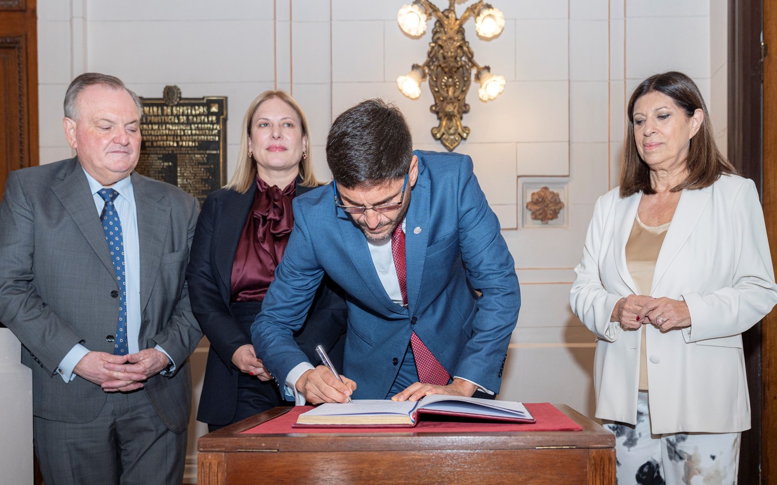 El gobernador firmó la apertura de sesiones, previo a brindar su discurso.