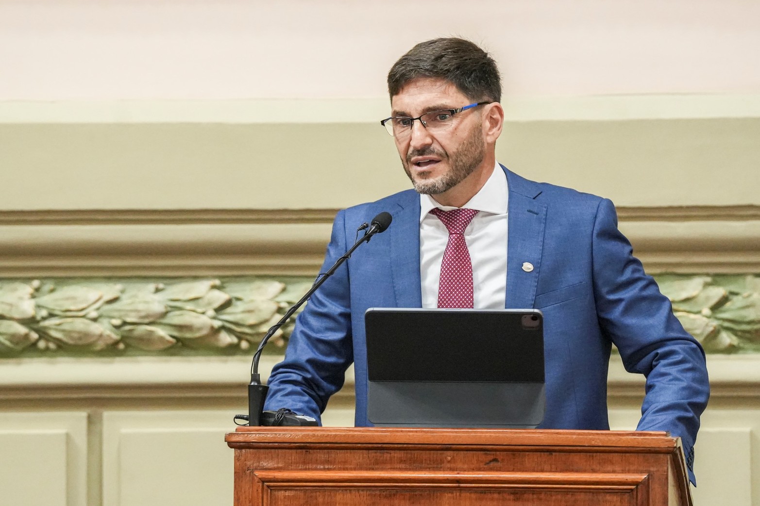 Obras, seguridad y educación. Los ejes del discurso.