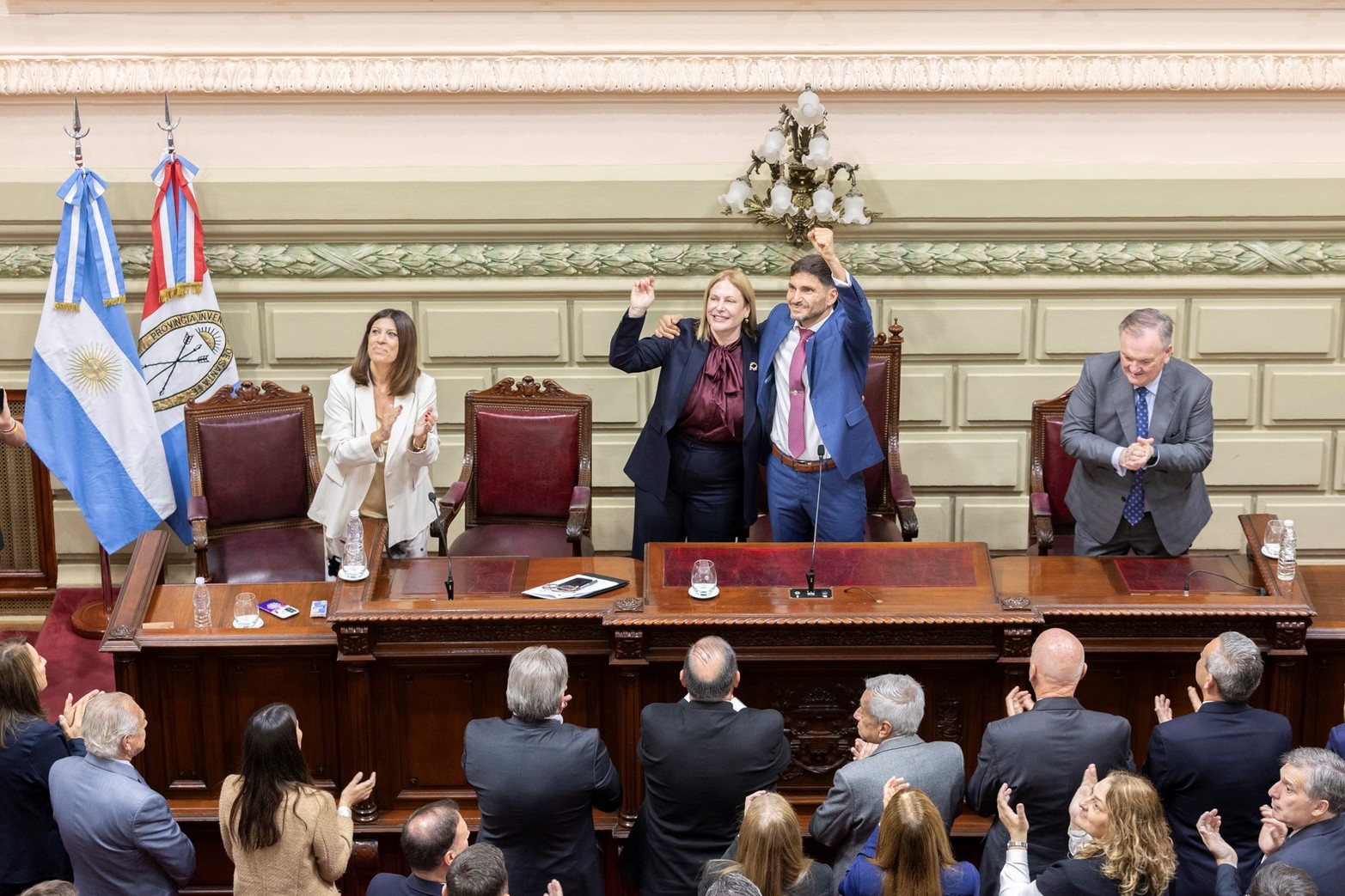 El saludo del gobernador al ingresar al recinto.
