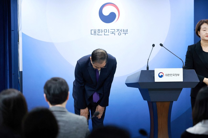 South Korea's acting President Han Duck-soo reacts during a press conference in Seoul, South Korea May 1, 2025.   Yonhap/via REUTERS   THIS IMAGE HAS BEEN SUPPLIED BY A THIRD PARTY. NO RESALES. NO ARCHIVES. SOUTH KOREA OUT. NO COMMERCIAL OR EDITORIAL SALES IN SOUTH KOREA.