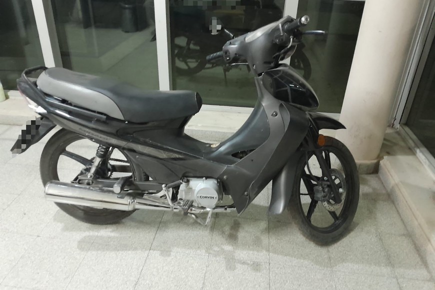 La moto en la que se conducían los sospechosos fue secuestrada