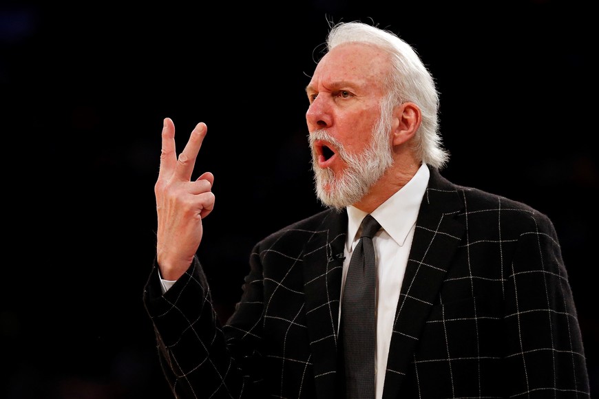 Feb 12, 2017; New York, NY, USA; San Antonio Spurs head coach Gregg Popovich shouts instructions during the second half against the New York Knicks at Madison Square Garden. Mandatory Credit: Adam Hunger-USA TODAY Sports new york eeuu Gregg Popovich basquet liga nba basquet liga nba basquetbolistas new york knicks san antonio spurs