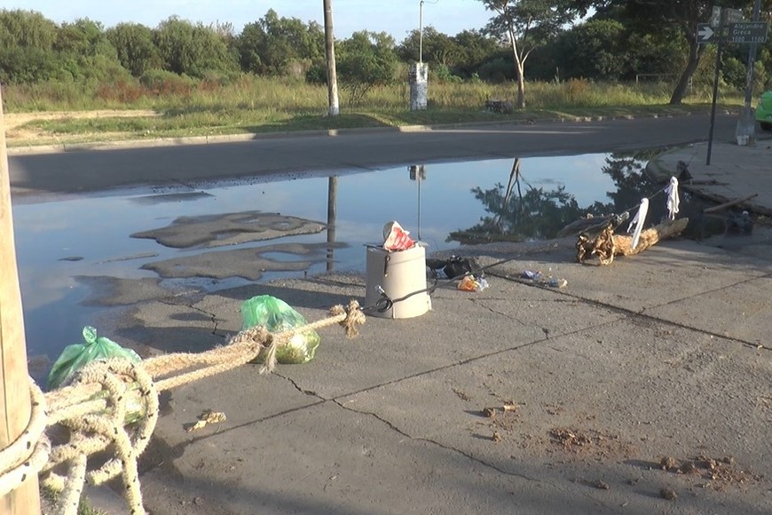 Aguas servidas acumuladas en la vía pública generan olores nauseabundos.