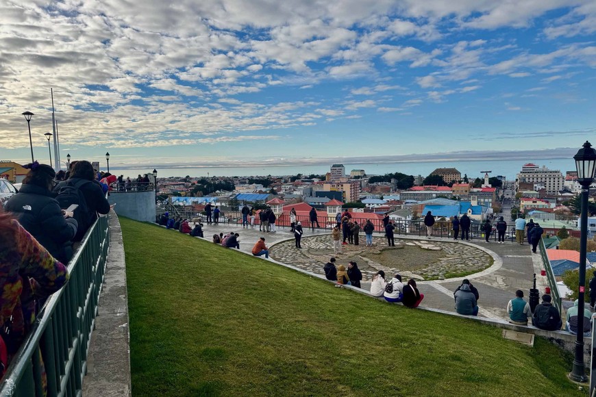 (250502) -- PUNTA ARENAS, 2 mayo, 2025 (Xinhua) -- Personas son evacuadas tras el terremoto que afectó a la ciudad de Puerto Williams, en Punta Arenas, Chile, el 2 de mayo de 2025. Un terremoto de magnitud 7,4 en la escala de Richter sacudió el pasaje de Drake a las 20:58 (hora de Beijing) del viernes, de acuerdo con el Centro de Redes Sismológicas de China. (Xinhua/Ignacio Cárdenas/UNO NOTICIAS) (jg) (da) (ce)