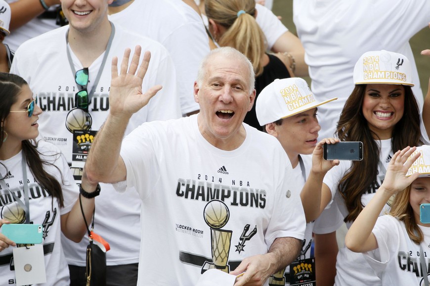 Jun 18, 2014; San Antonio, TX, USA; San Antonio Spurs head coach Gregg Popovich waves to the fans during the NBA championship parade at San Antonio River Walk. Mandatory Credit: Soobum Im-USA TODAY Sports eeuu san antonio Gregg Popovich festejo triunfo de los spurs en la liga NBA basquetbol Spurs campeon de la liga festejos celebraciones hinchas simpatizantes