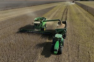 SOJA Soybeans are harvested from a field in Pergamino, on the outskirts of Buenos Aires, Argentina, May 15, 2024. REUTERS/Matias Baglietto