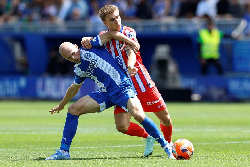 Soccer Football - LaLiga - Deportivo Alaves v Atletico Madrid - Estadio Mendizorroza, Vitoria-Gasteiz, Spain - May 3, 2025
Deportivo Alaves' Jon Guridi in action with Atletico Madrid's Pablo Barrios REUTERS/Vincent West