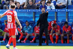 Soccer Football - LaLiga - Deportivo Alaves v Atletico Madrid - Estadio Mendizorroza, Vitoria-Gasteiz, Spain - May 3, 2025
Atletico Madrid coach Diego Simeone reacts during the match REUTERS/Vincent West