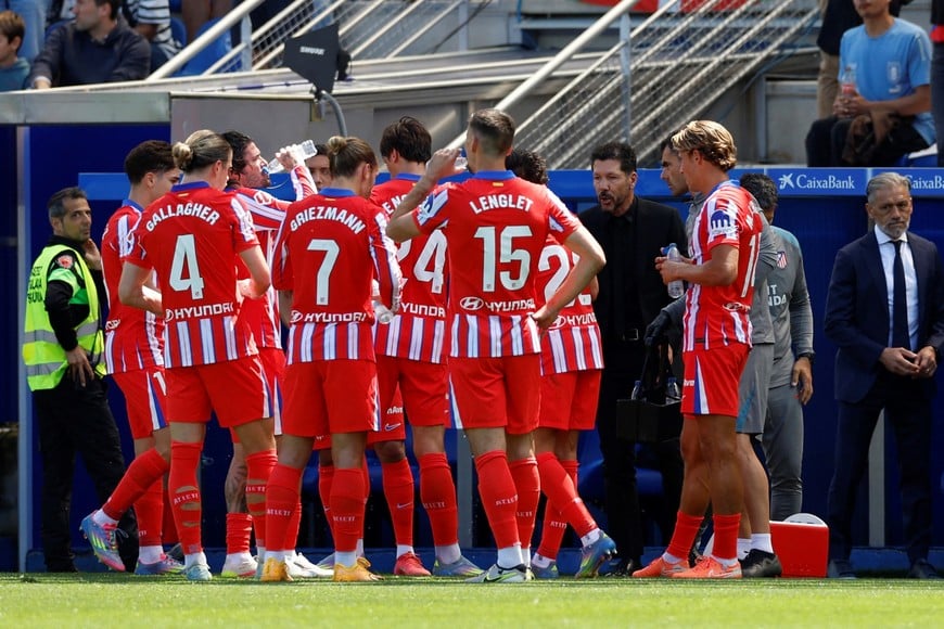 Soccer Football - LaLiga - Deportivo Alaves v Atletico Madrid - Estadio Mendizorroza, Vitoria-Gasteiz, Spain - May 3, 2025
Atletico Madrid coach Diego Simeone gives instructions to the Atletico Madrid players during the match REUTERS/Vincent West