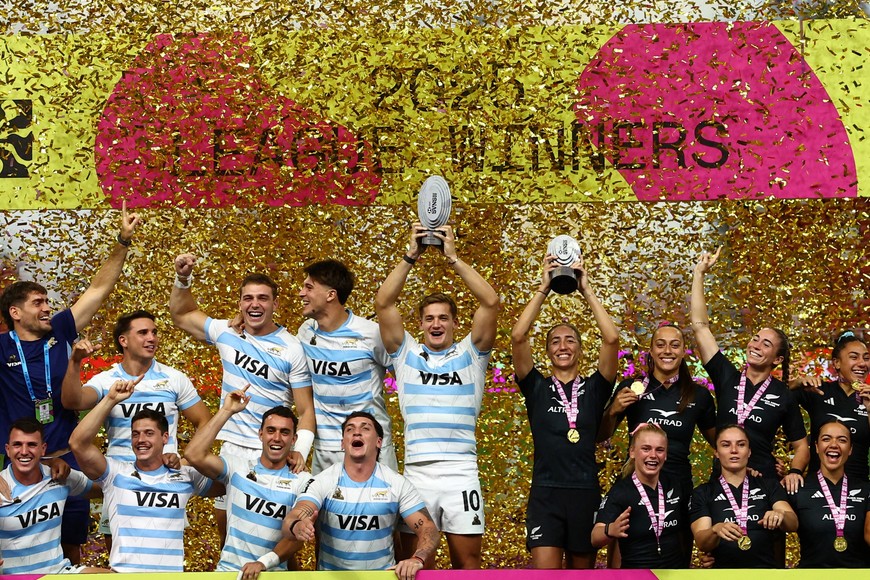 Rugby Union - HSBC Sevens - Singapore - National Stadium, Singapore - April 6, 2025
Argentina and New Zealand celebrate with the trophies after winning the HSBC Sevens 2025 Men's and Women's leagues REUTERS/Edgar Su