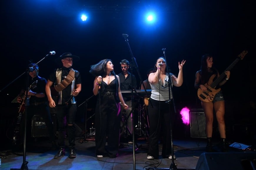 El armoniquista Luli Gauna, con las voces de Nazarena Pérez y Tina Rouge y el bajo de Milagros Farioli, en Mujeres del Blues. Foto: Carolina Niklison