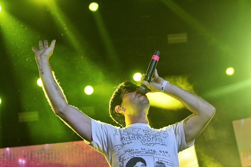 Sujatovich desplegó hits como “Loco en el desierto”, “Cabildo y Juramento” o “Quiero que me llames”, entre otros. Foto: Carolina Niklison