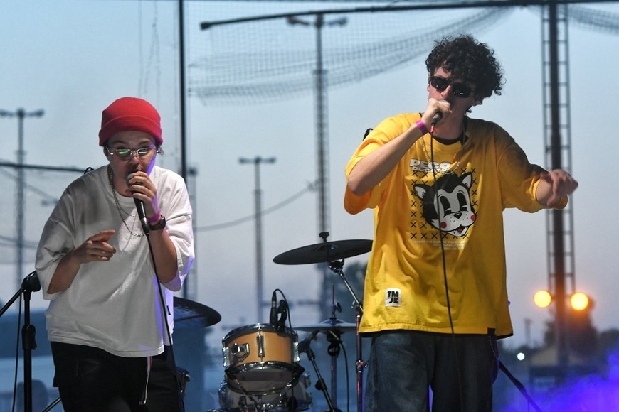 Tomajök (derecha) acompañado por Agos Firpo: música urbana con ideas claras. Foto: Carolina Niklison