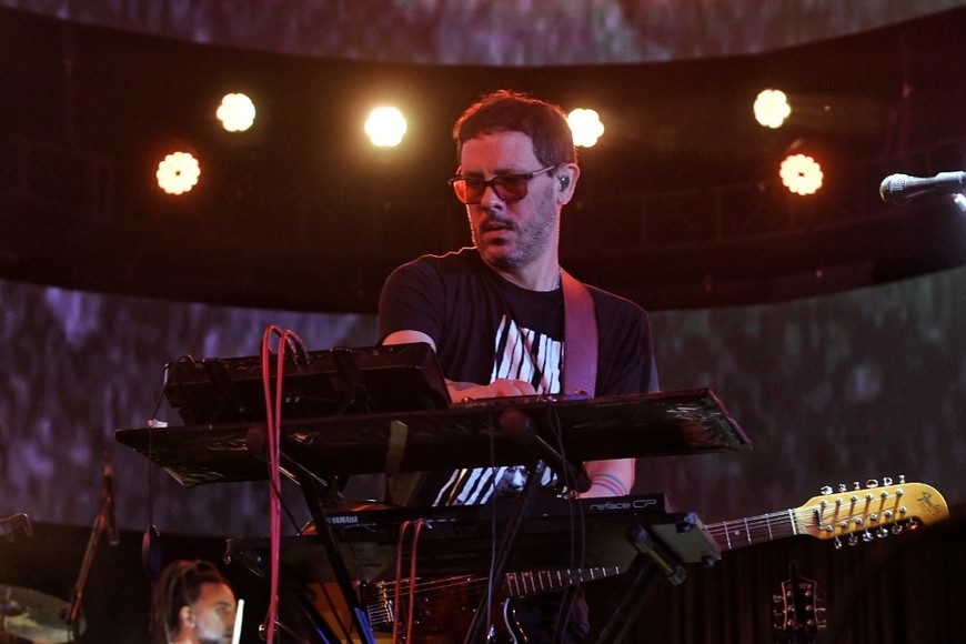 Lisandro Aristimuño, entre la electricidad analógica de la guitarra y los recursos de teclados y controladores. Foto: Carolina Niklison