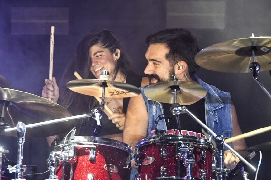 Lula Bertoldi y Gabriel Pedernera de Eruca Sativa, divirtiéndose en “Inercia”, durante el solo de Brenda Martin. Foto: Carolina Niklison