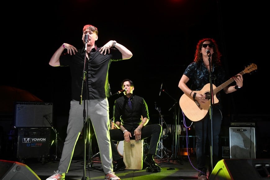 Sueño Profundo: Ale Giménez junto a Eric y Lautaro Daneri, entre Charly García y el rock anglosajón, en versiones acústicas.  Foto: Carolina Niklison