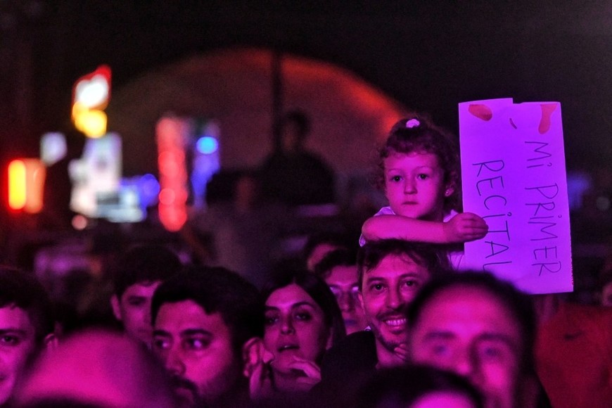 Siempre hay una primera vez: la niña celebró su debut frente a los escenarios, a hombros de su padre, en una experiencia que marcará su sensibilidad de ahora en más. Foto: Carolina Niklison