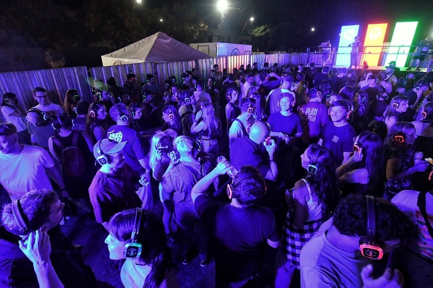 El Espacio Silent: tres DJ diferentes en un mismo lugar, donde cada uno elige la música en sus propios auriculares. Foto: Carolina Niklison