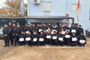 Todo el cuerpo de policías que integra el Comando, con sus respectivos diplomas.