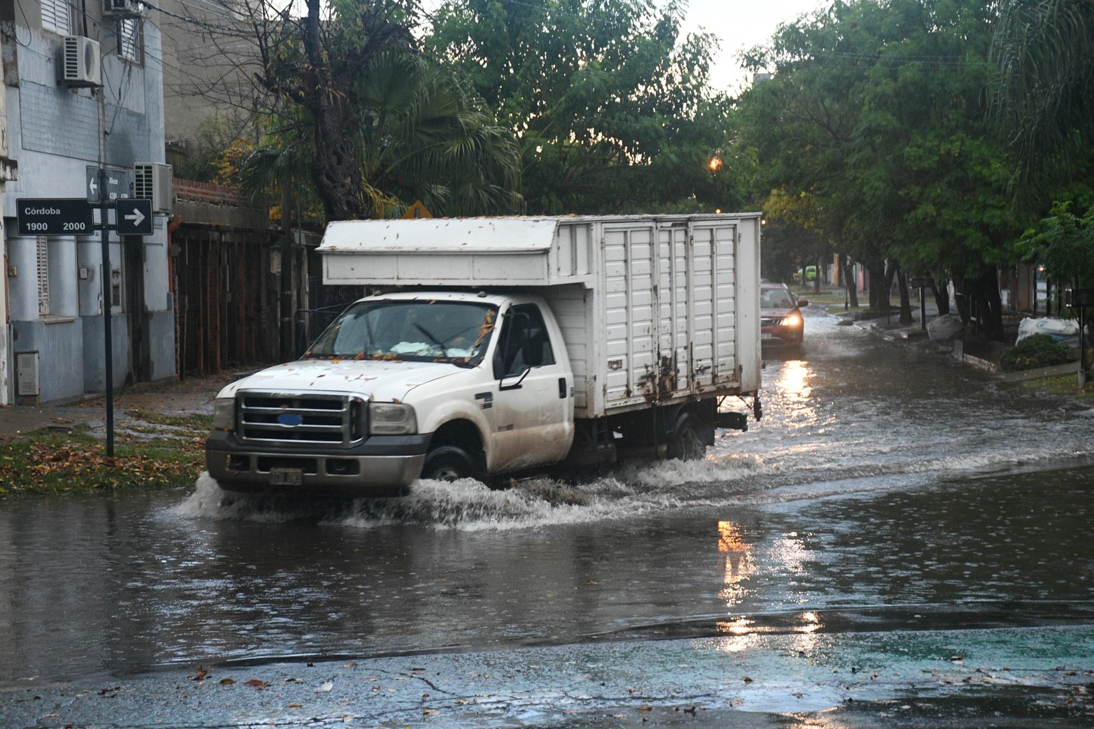 Pese a la intensa lluvia la actividad no se detiene en la capital provincial. Raina