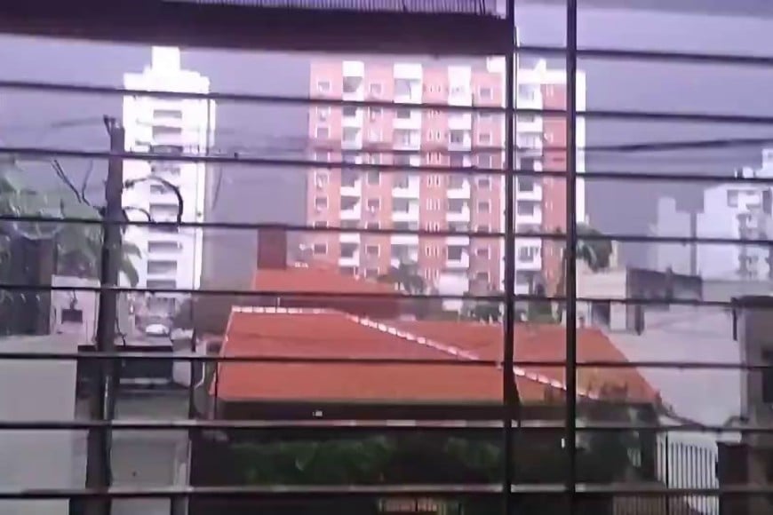 Desde un balcón captaron la actividad eléctrica. Crédito: @RavelliTomy