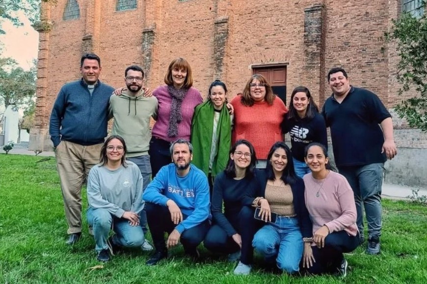 Los jóvenes de la Pastoral Social junto al Padre Matías Vecino.