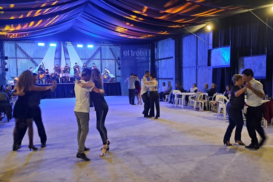 La “Milonga Federal”, tuvo lugar en el galpón del ferrocarril, que el municipio restauró por fuera y por dentro.