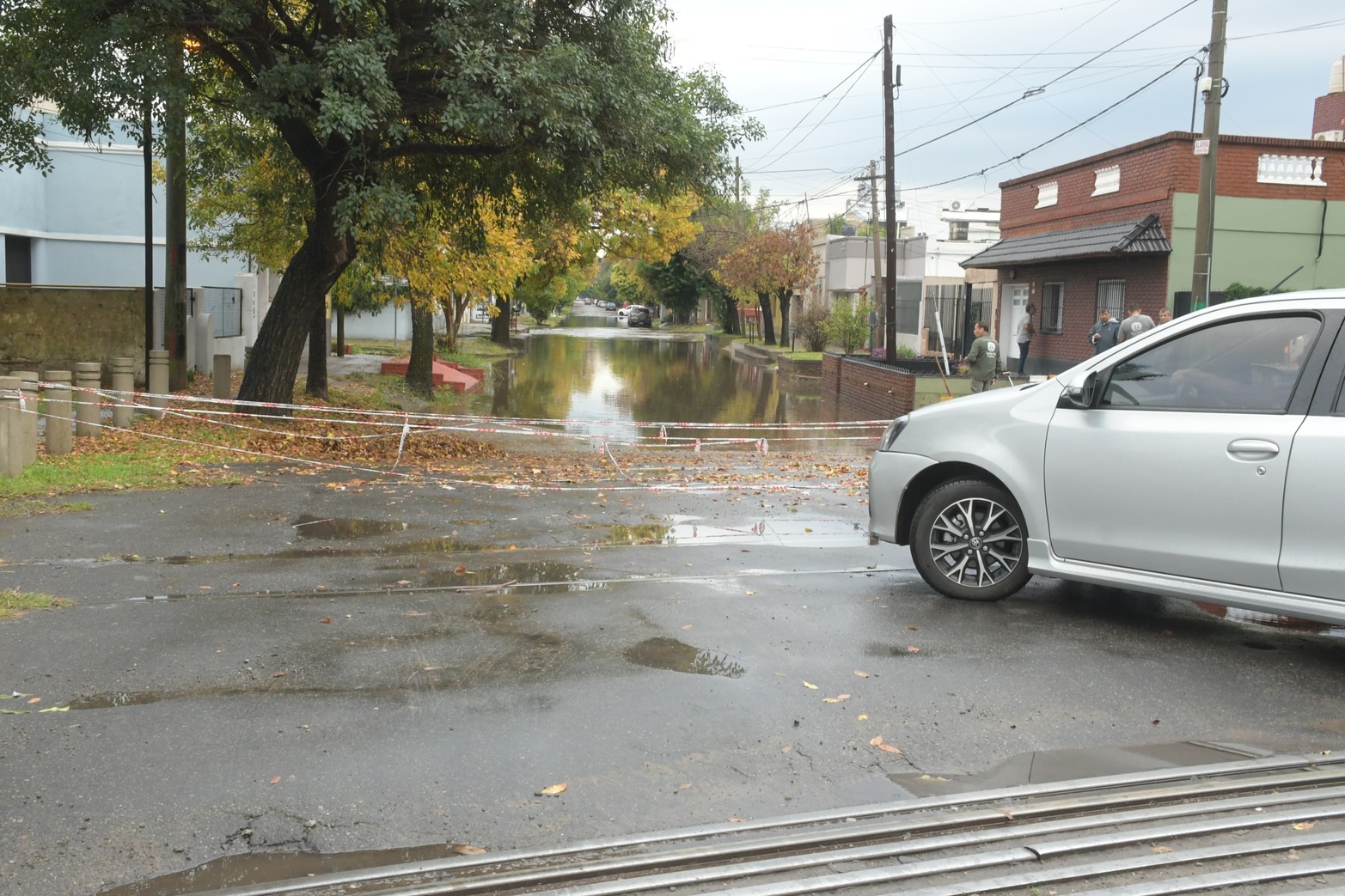 Paso bloqueado por agua en Alvear y la vía. 