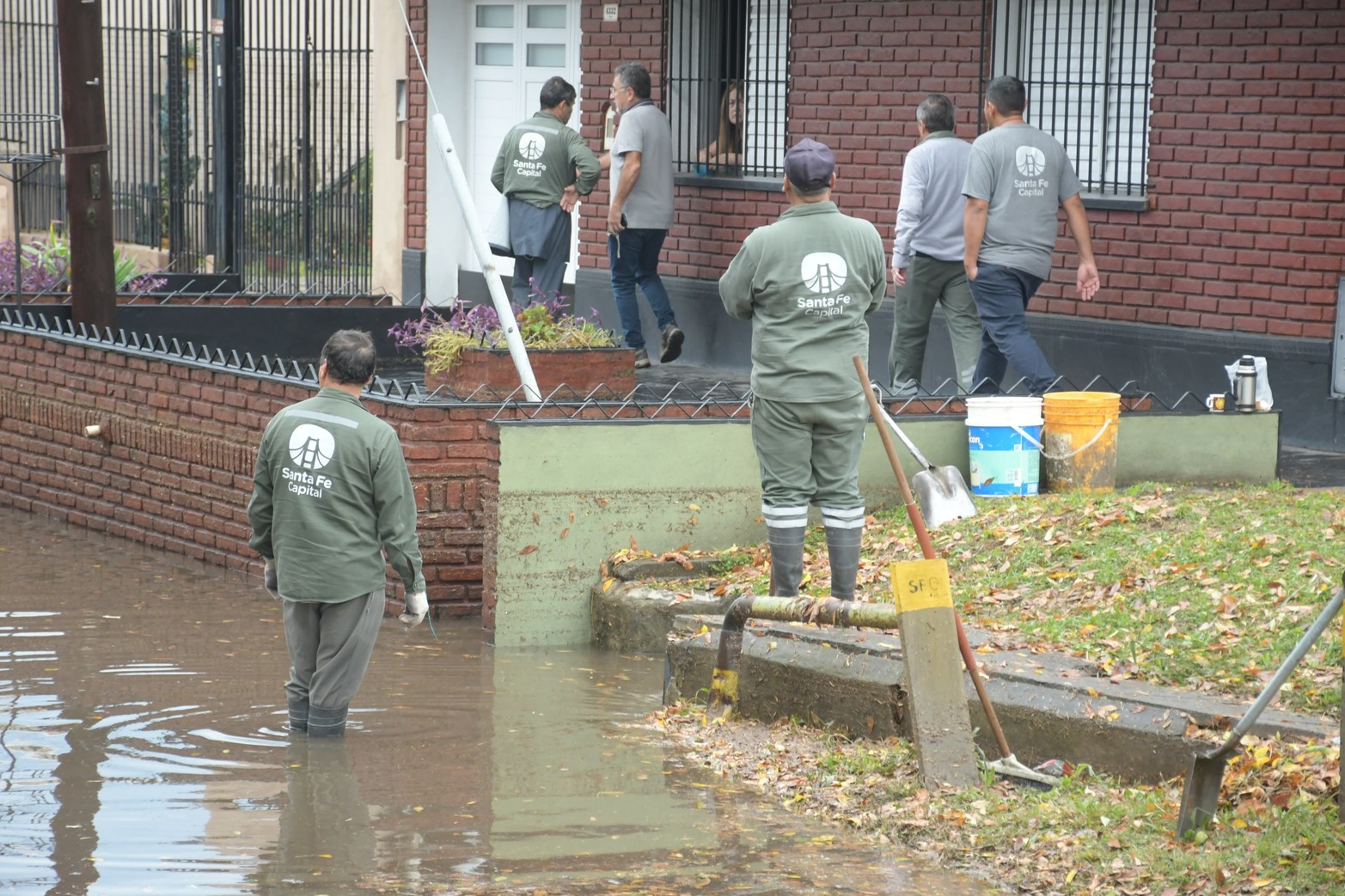 La cuadrilla municipal trabajando en la zona. 