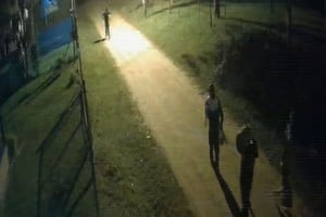 Algunas cámaras de vigilancia privadas de la zona captaron a los delincuentes cuando escapaban. Captura de video