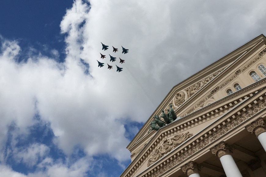 Russian army jet fighters fly in formation above the Bolshoi Theatre during a rehearsal for the flypast, which is part of a military parade marking the 80th anniversary of the victory over Nazi Germany in World War Two, in central Moscow, Russia May 5, 2025. REUTERS/Shamil Zhumatov     TPX IMAGES OF THE DAY